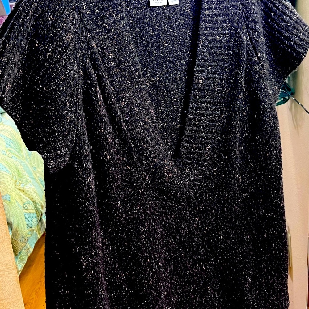 Short sleeve v neck sweater top